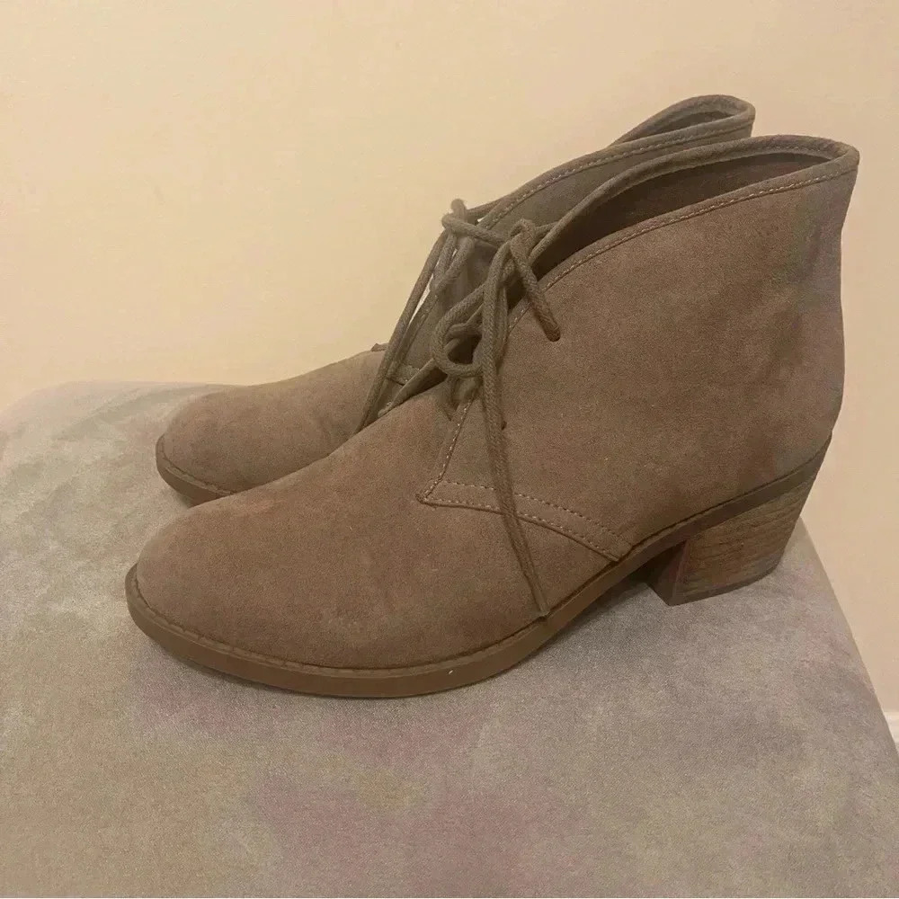 CARLOS SANTANA GRAHAM LACE UP FAUX SUEDE TAUPE BOOTIES SIZE 8M - Picture 2 of 11